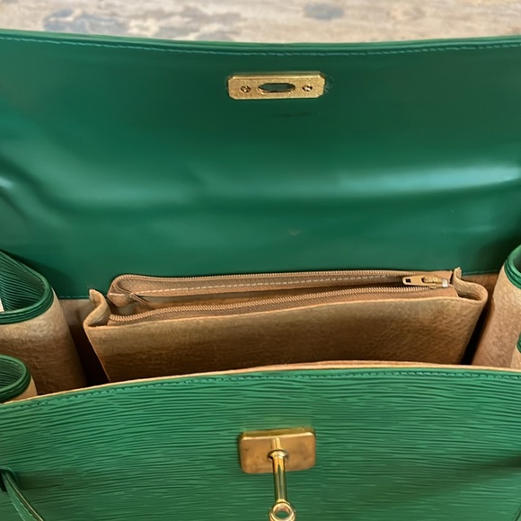 In French style this lovely bag  is in excellent condition with minor wear. - Picture 11 of 16